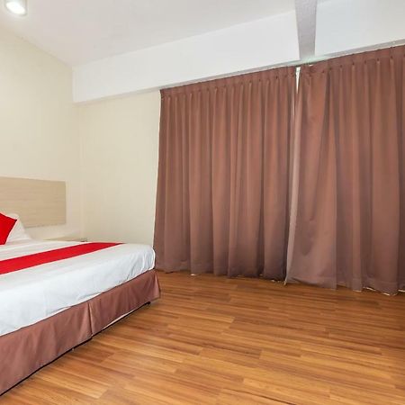 Hotel Oyo 1158 906 Airport à Malacca Extérieur photo