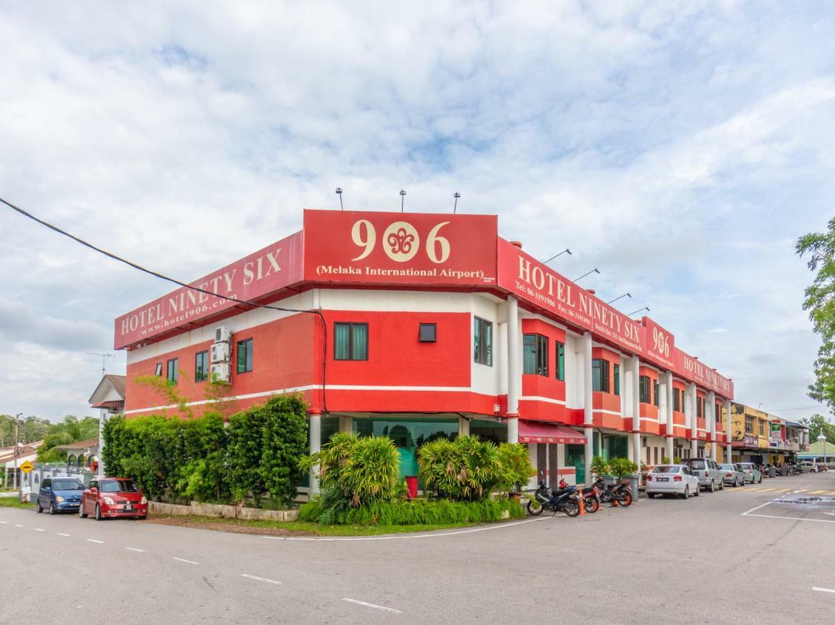 Hotel Oyo 1158 906 Airport à Malacca Extérieur photo